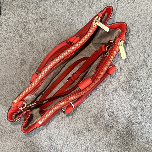 Beautiful well maintained Michael Kors handbag with strap - Picture 6 of 12